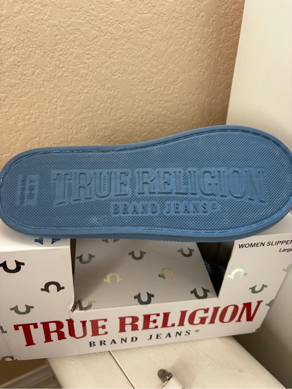 💙 True Religion Rhinestone Denim Slippers – Women’s Large fits 8/9 shoe size 💙 - Picture 4 of 6